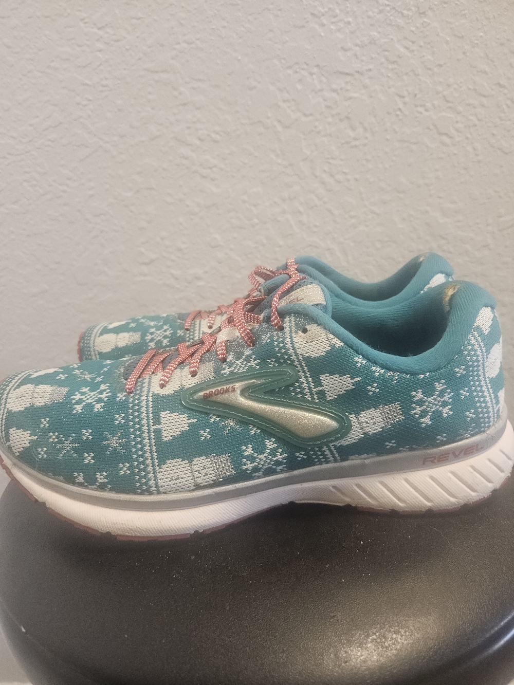 Brooks Revel 3 Run Christmas Ugly Sweater Green Cushioned Shoes